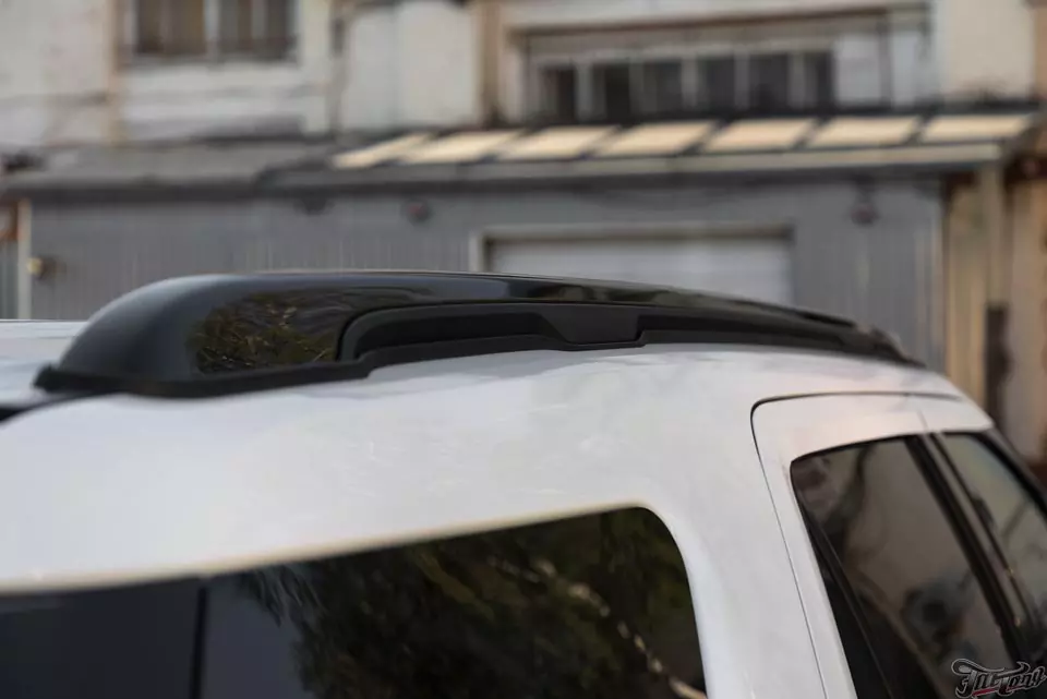 Ford Explorer. Удаление хрома и окрас в черный глянец.